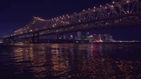 Hermosa-Foto-Del-Puente-De-La-Ciudad-De-Crescent-En-La-Noche-Con-Nueva-Orleans,-Luisiana-En-El-Fondo-2