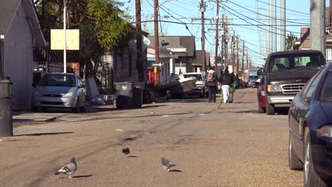 La-Gente-Camina-Por-La-Calle-En-Un-Barrio-Afroamericano-En-Nueva-Orleans,-Luisiana