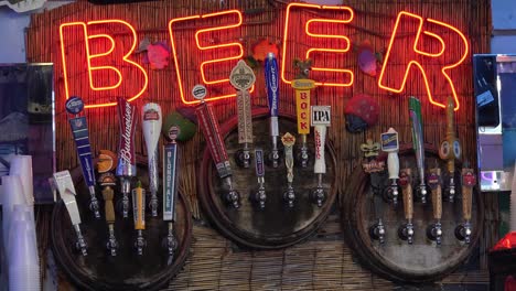 Eine-Leuchtreklame-An-Einer-Tiki-Bar-Wirbt-Für-Bier