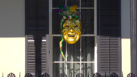 Una-Máscara-De-Mardi-Gras-Se-Muestra-En-Una-Ventana-En-Nueva-Orleans