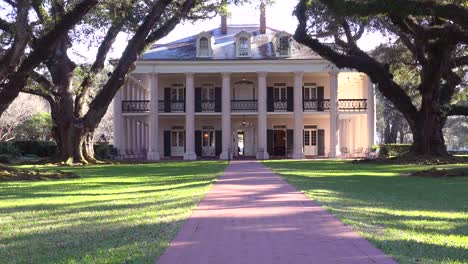 A-beautiful-gracious-Southern-mansion-amongst-a-treelined-arcade