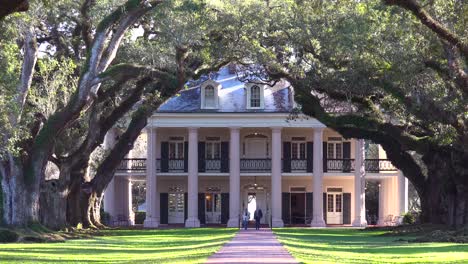 A-beautiful-gracious-Southern-mansion-amongst-a-long-treelined-arcade-1