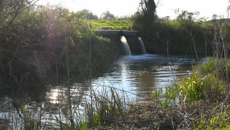 El-Agua-Contaminada-Se-Vierte-En-Una-Vía-Fluvial-A-Través-De-Tuberías-Industriales