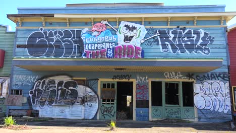 Ein-Mit-Graffiti-Bedecktes-Gebäude-In-Einem-Verlassenen-Vergnügungspark-Bietet-Ein-Gruseliges-Und-Gespenstisches-Bild