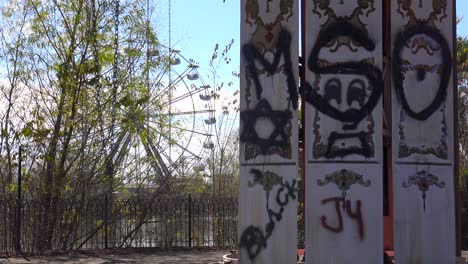 Ein-Verlassenes-Und-Mit-Graffiti-Bedecktes-Riesenrad-In-Einem-Vergnügungspark-Präsentiert-Ein-Gruseliges-Und-Gespenstisches-Bild