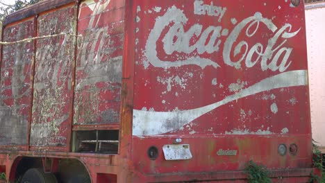 Ein-Alter-Und-Verwitterter-Coca-Cola-Lieferwagen-Steht-Verlassen