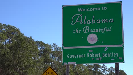 Un-Cartel-Da-La-Bienvenida-A-Los-Viajeros-A-Alabama.