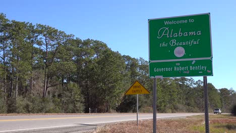 Ein-Schild-Begrüßt-Reisende-In-Alabama-1