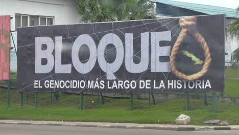 Una-Valla-Publicitaria-En-La-Habana-Proclama-Los-Malos-Efectos-Del-Bloqueo-Económico-Estadounidense-En-Cuba