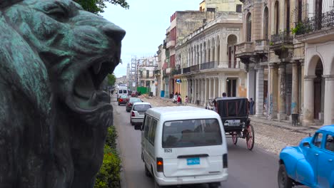 El-Tráfico-Pasa-Por-Las-Calles-De-La-Ciudad-Vieja-De-La-Habana-Cuba-Con-Autos-Antiguos-Clásicos