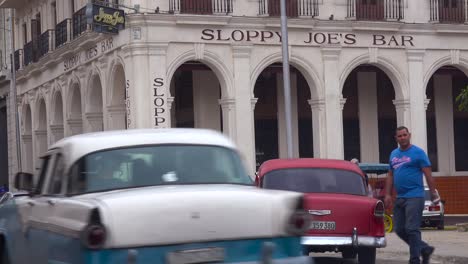 Fußgänger-Gehen-Um-Die-Außenseite-Von-Sloppy-Joe&#39;s-Bar-Und-Restaurant-In-Der-Altstadt-Von-Havanna-Kuba