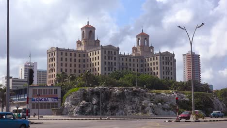 Toma-De-Establecimiento-Del-Hotel-National-En-La-Habana,-Cuba.