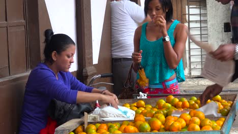Eine-Frau-Verkauft-In-Havanna-Kuba-Früchte-Von-Einem-Karren-Entlang-Der-Straße