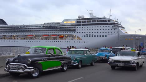 Massive-Kreuzfahrtschiffe-Legen-Im-Hafen-Von-Havanna-Kuba-Mit-Klassischen-Alten-Autos-Im-Vordergrund-An