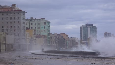 The-waterfront-promenade-of-the-Malecon-in-Havana-Cuba-takes-a-beating-during-a-huge-winter-storm-11