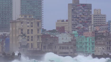 The-waterfront-promenade-of-the-Malecon-in-Havana-Cuba-takes-a-beating-during-a-huge-winter-storm-13