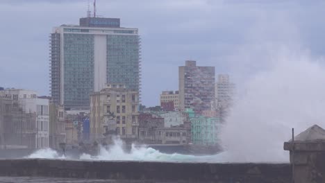 The-waterfront-promenade-of-the-Malecon-in-Havana-Cuba-takes-a-beating-during-a-huge-winter-storm-15