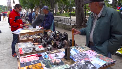 Verkäufer-Auf-Den-Straßen-Von-Havanna-Kuba-Verkaufen-Alte-Kameras,-Radios-Und-Propagandabücher-Und-Poster