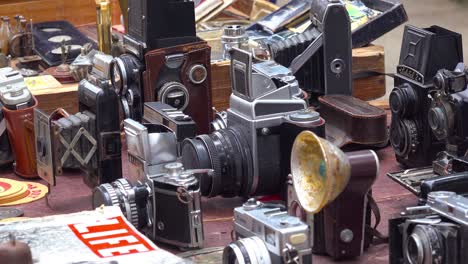 Verkäufer-Auf-Den-Straßen-Von-Havanna-Kuba-Verkaufen-Alte-Kameras,-Radios-Und-Propagandabücher-Und-Poster-1