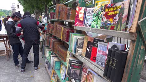 Verkäufer-Auf-Den-Straßen-Von-Havanna-Kuba-Verkaufen-Alte-Propagandabücher-Und-Poster