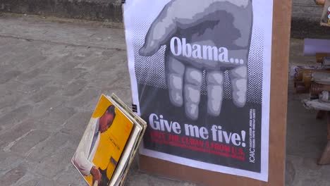 Verkäufer-Auf-Den-Straßen-Von-Havanna-Kuba-Verkaufen-Alte-Propagandabücher-Und-Poster-Und-Einer-Sagt,-Obama-Gib-Mir-Fünf!