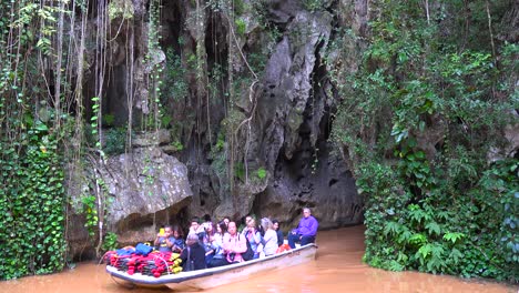 Ein-Touristenboot-Taucht-Aus-Der-Cueva-Del-Indio-Höhle-Im-Vinales-Nationalpark-Auf-Kuba-Auf
