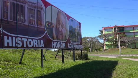 Kommunistische-Propaganda-Werbetafeln-Säumen-Eine-Straße-In-Kuba,-Darunter-Fidel-Castro