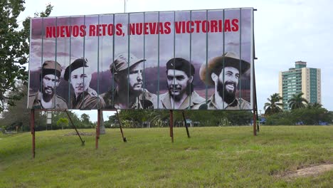 Kommunistische-Propaganda-Werbetafeln-Säumen-Eine-Straße-In-Kuba-Mit-Fidel-Castro-Und-Anderen-Revolutionären-Helden