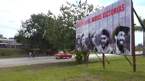 Kommunistische-Propaganda-Reklametafeln-Säumen-Eine-Straße-In-Kuba-Umfasst-Fidel-Castro-Und-Andere-Revolutionäre-Helden-1
