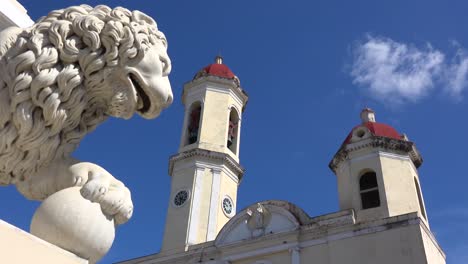 Die-Schönen-Türme-Der-Catedral-De-La-Purisima-Erheben-Sich-über-Dem-öffentlichen-Platz-In-Cienfuegos-Kuba-1