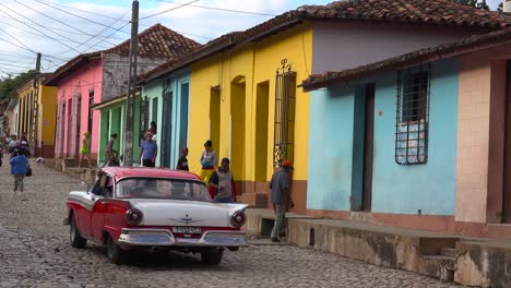 Eine-Schöne-Aufnahme-Der-Gebäude-Und-Kopfsteinpflasterstraßen-Von-Trinidad-Kuba-Mit-Alten-Oldtimern-Vorbei?