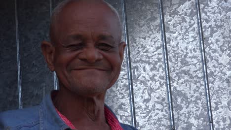 Ein-Freundlicher-Alter-Mann-Lächelt-In-Trinidad-Kuba