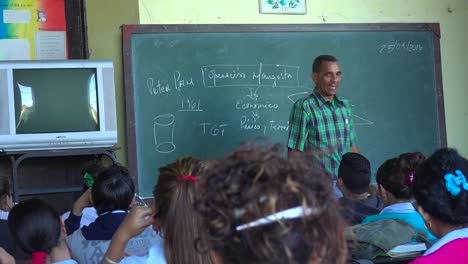 Ein-Lehrer-Unterrichtet-Ein-Klassenzimmer-Mit-Schülern-In-Kuba