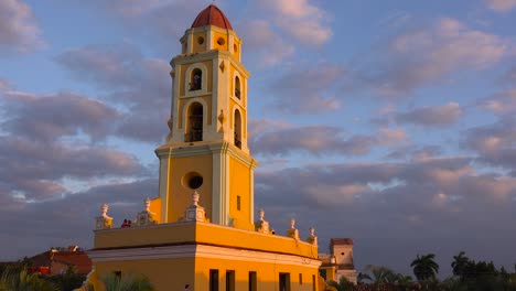 Eine-Schöne-Zeitrafferaufnahme-Der-Kirche-Der-Heiligen-Dreifaltigkeit-In-Trinidad-Kuba