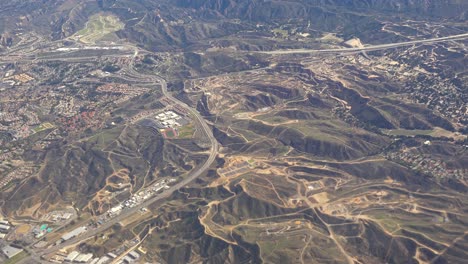 Luftaufnahme-über-Den-Vororten-In-Den-Hügeln-Außerhalb-Von-Los-Angeles