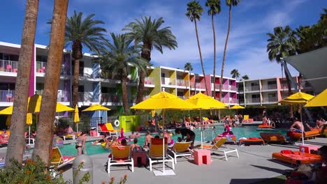 Ein-Geschäftiges-Und-Farbenfrohes-Resorthotel-In-Palm-Springs,-Kalifornien