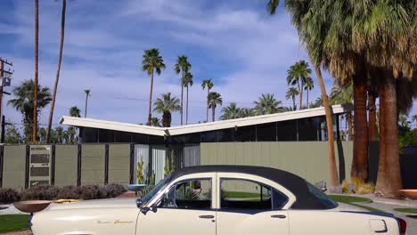 Außenaufnahme-Eines-Palm-Springs-California-Mitte-Des-Jahrhunderts-Modernes-Haus-Mit-Klassischen-Retro-Autos,-Die-Draußen-Geparkt-Sind