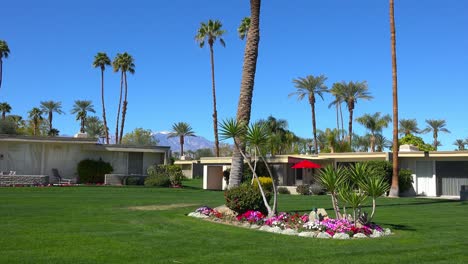 Eröffnungsaufnahme-Eines-Eigentumswohnungskomplexes-In-Palm-Springs,-Kalifornien-2