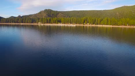 Eine-Luftaufnahme-über-Dem-See-Tahoe,-Der-Sich-Dem-Ufer-Nähert-Und-über-Alte-Pfähle-Im-Wasser