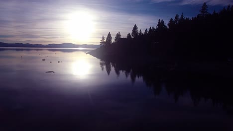 Eine-Schöne-Luftaufnahme-über-Dem-See-Tahoe-Mit-Der-Küstenlinie-In-Silhouette