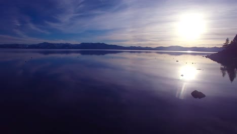 Eine-Schöne-Luftaufnahme-über-Lake-Tahoe-Mit-Der-Küstenlinie-In-Silhouette-1