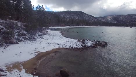 Eine-Antenne-über-Den-Schneebedeckten-Ufern-Des-Lake-Tahoe