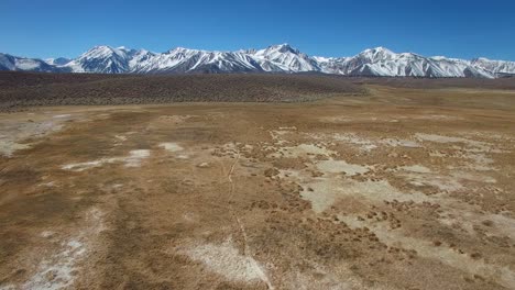 Una-Antena-Sobre-Una-Llanura-Geotérmica-En-Las-Montañas-De-Sierra-Nevada-Cerca-De-Mamut-California-2