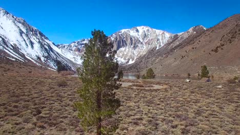 An-rising-vista-aérea-over-the-Sierra-Nevada-mountains-reveals-an-attractive-lake