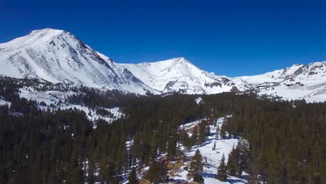 Eine-Antenne-über-Einer-Abgelegenen-Verlassenen-Hütte-Auf-Einem-Berggipfel-In-Den-Hohen-Sierra-Nevada-Bergen-Im-Winter-2