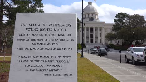 Eine-Gedenktafel-Vor-Dem-Gebäude-Der-Hauptstadt-Von-Montgomery-Ehrt-Die-Bürgerrechte-Von-Selma-Zu-Montgomery-March