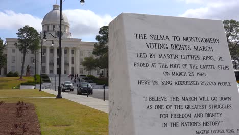 Eine-Gedenktafel-Vor-Dem-Gebäude-Der-Hauptstadt-Von-Montgomery-Ehrt-Die-Bürgerrechte-Selma-Nach-Montgomery-1.-März-March
