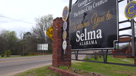 Toma-De-Establecimiento-De-Letrero-Que-Da-La-Bienvenida-A-Los-Visitantes-De-Selma-Alabama