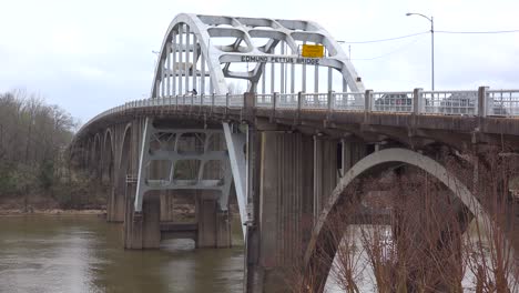 El-Puente-De-Edmund-Pettus-Un-Sitio-Histórico-De-Derechos-Civiles-Conduce-A-Selma-Alabama
