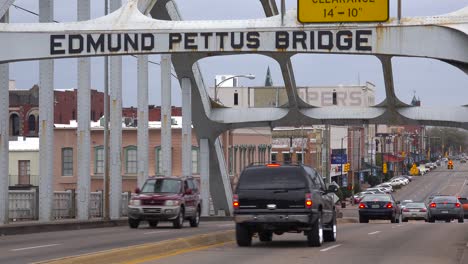 El-Puente-De-Edmund-Pettus-Un-Sitio-Histórico-De-Derechos-Civiles-Conduce-A-Selma-Alabama-1